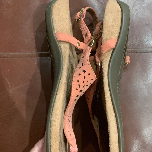 Vionic Tropez Women's Pink/Coral Patent Leather Toe Post Orthotic Sandals - Picture 7 of 9